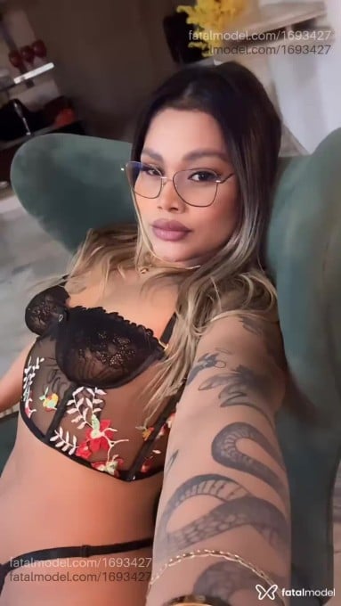 Acompanhante mulher com cabelo castanho de olhos pretos em Belo Horizonte - Iza Guedes