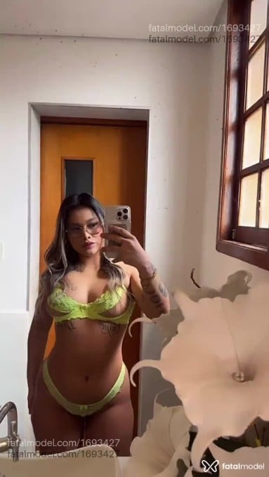 Acompanhante mulher com cabelo castanho de olhos pretos em Belo Horizonte - Iza Guedes