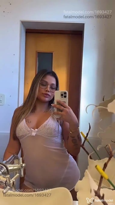Acompanhante mulher com cabelo castanho de olhos pretos - Iza Guedes