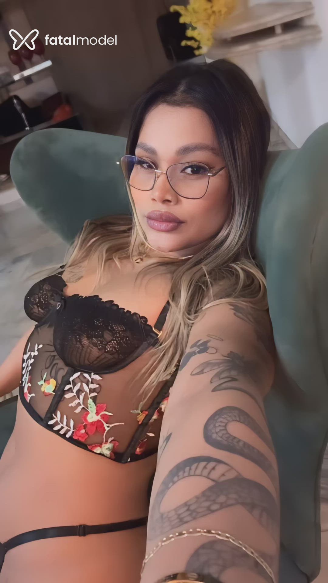 Acompanhante mulher com cabelo castanho de olhos pretos - Iza Guedes