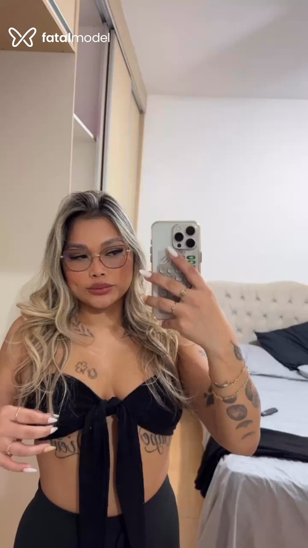 Acompanhante mulher com cabelo castanho de olhos pretos - Iza Guedes