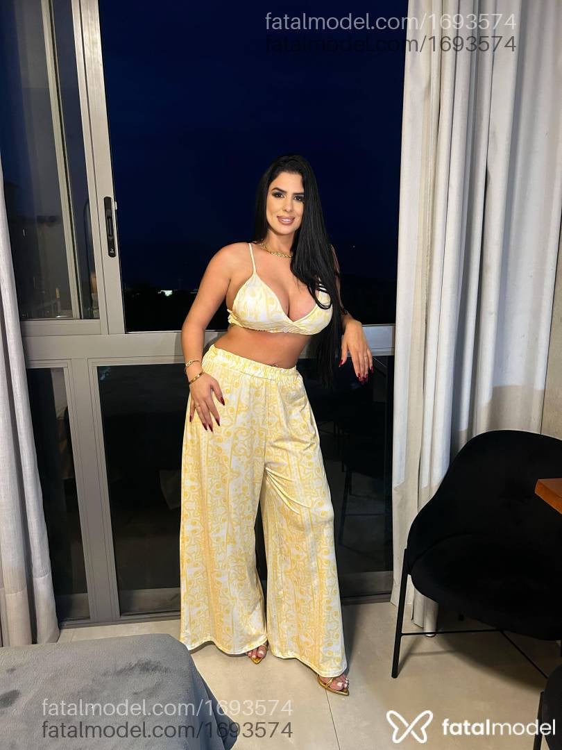Acompanhante mulher morena (o) de olhos pretos - Manu