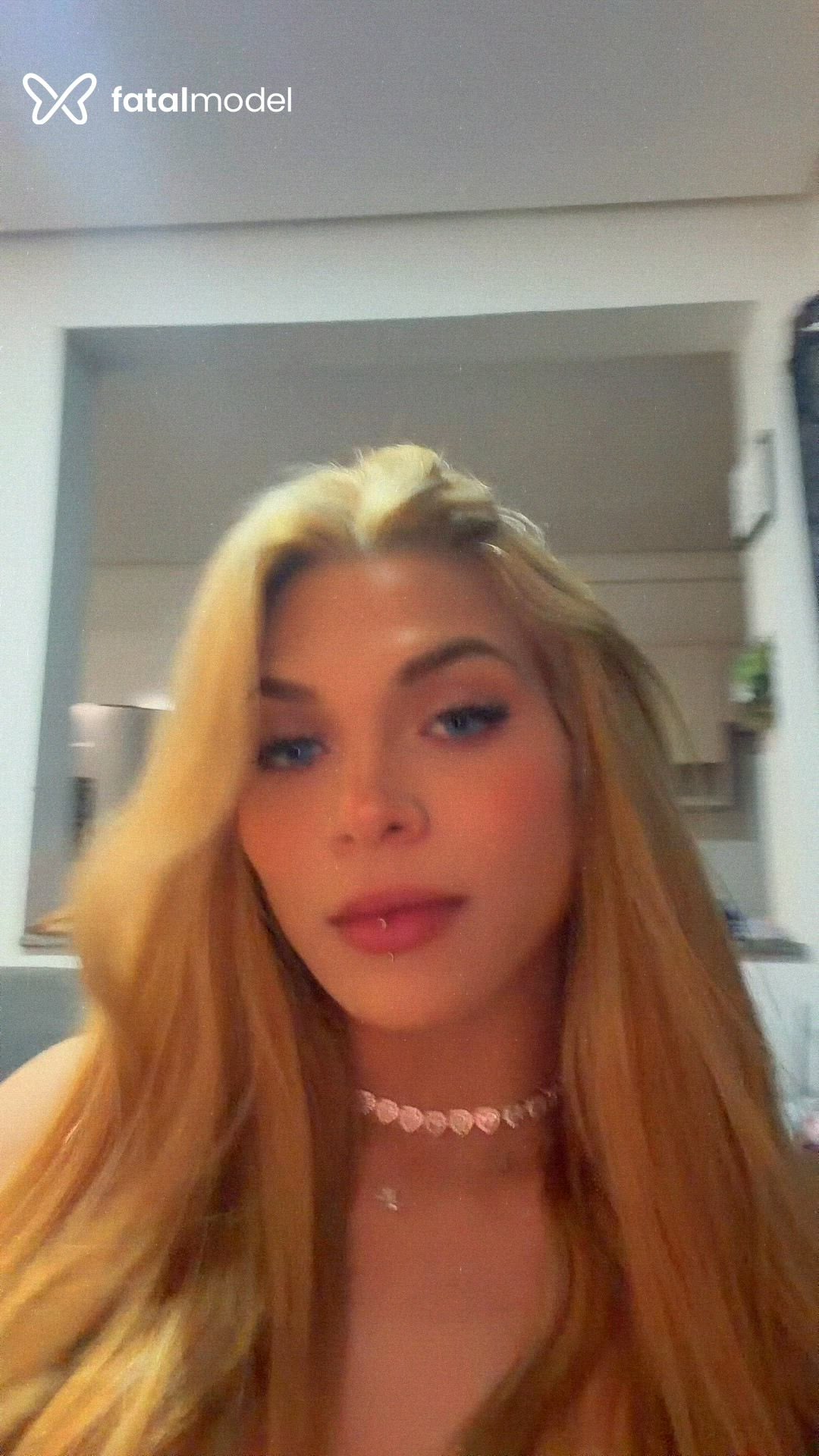 Acompanhante mulher trans loira (o) de olhos verdes - Karlinha