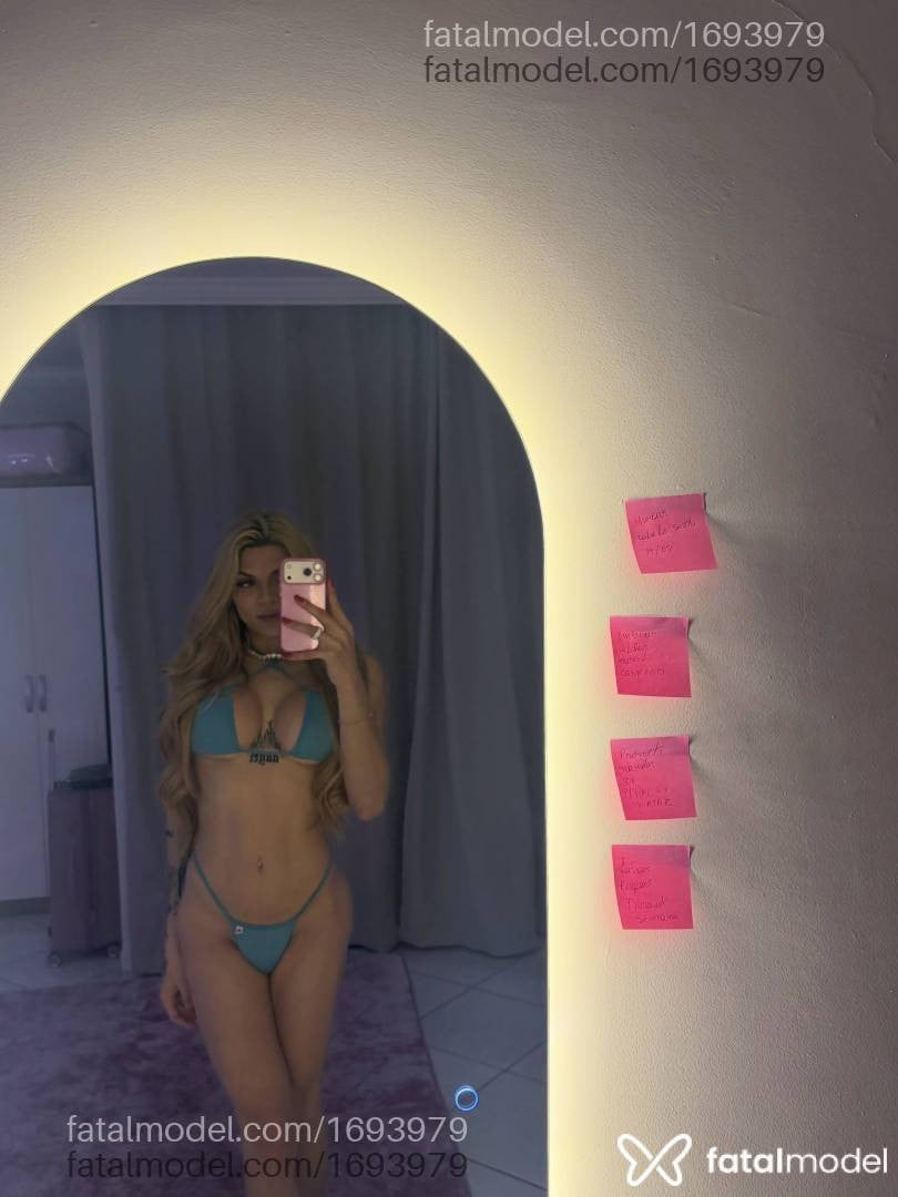 Acompanhante mulher trans loira (o) de olhos verdes - Karlinha