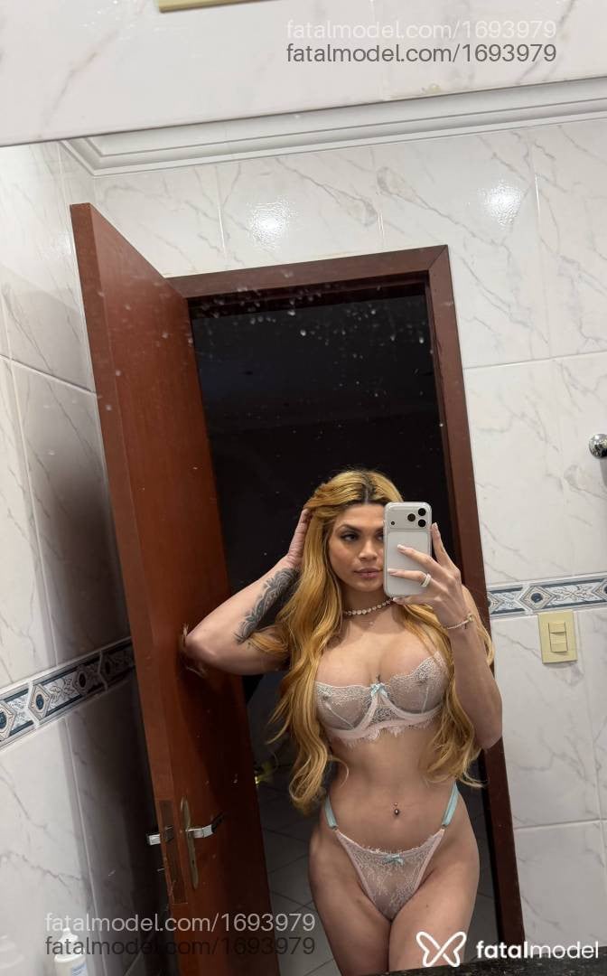 Acompanhante mulher trans loira (o) de olhos verdes - Karlinha