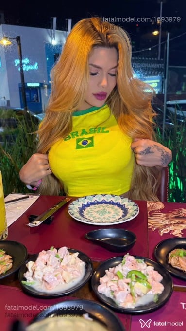 Acompanhante mulher trans loira (o) de olhos verdes em Foz do Iguaçu Acompanhante mulher trans loira (o) de olhos verdes em Foz do Iguaçu - Karlinha