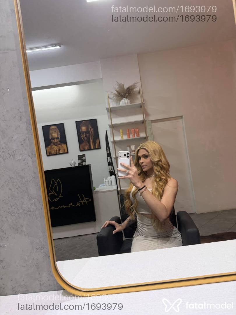 Acompanhante mulher trans loira (o) de olhos verdes - Karlinha