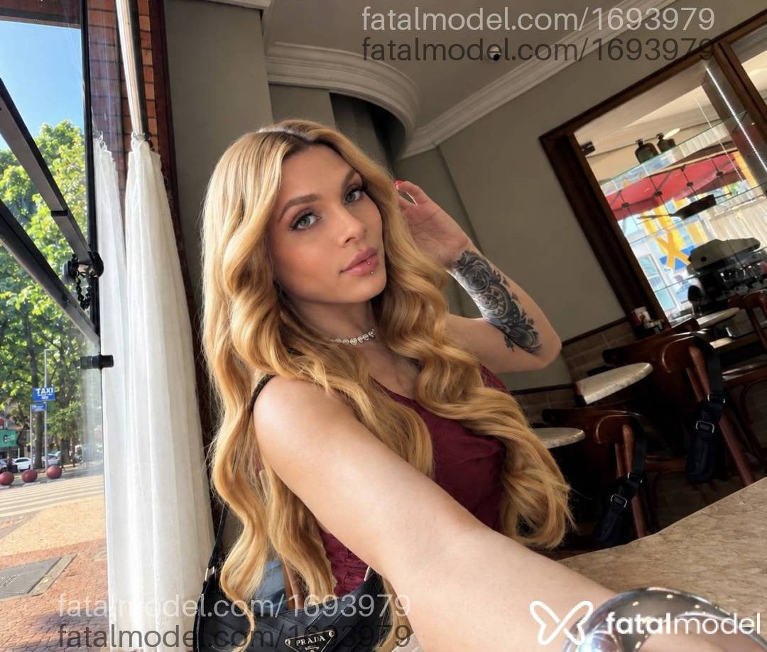 Acompanhante mulher trans loira (o) de olhos verdes - Karlinha