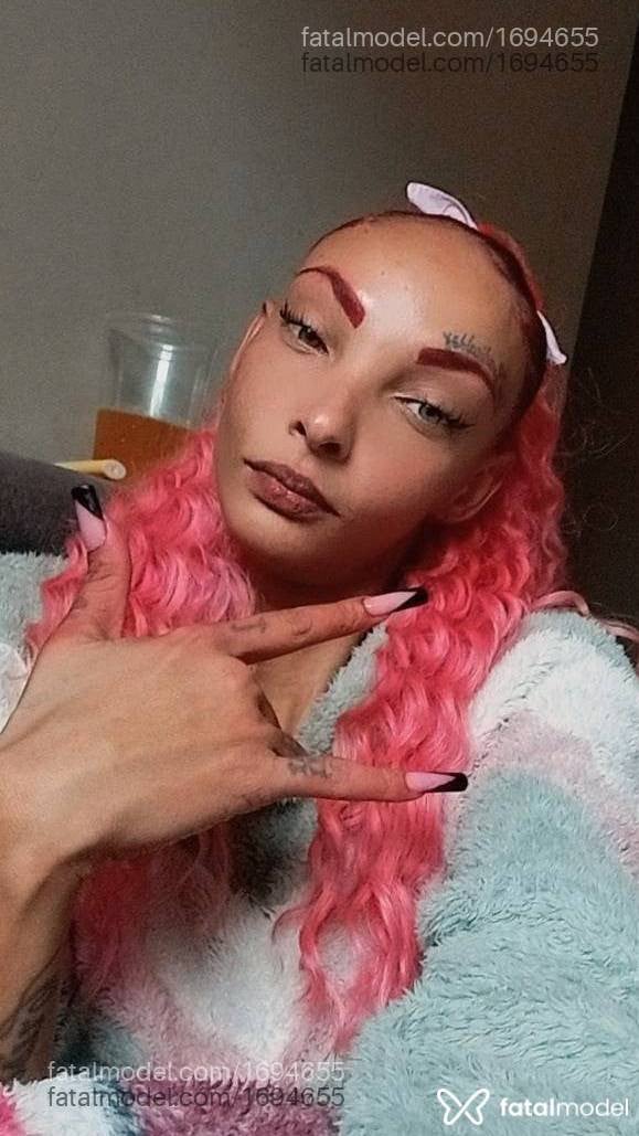 Acompanhante mulher com cabelo castanho de olhos verdes em Sarandi - Clari