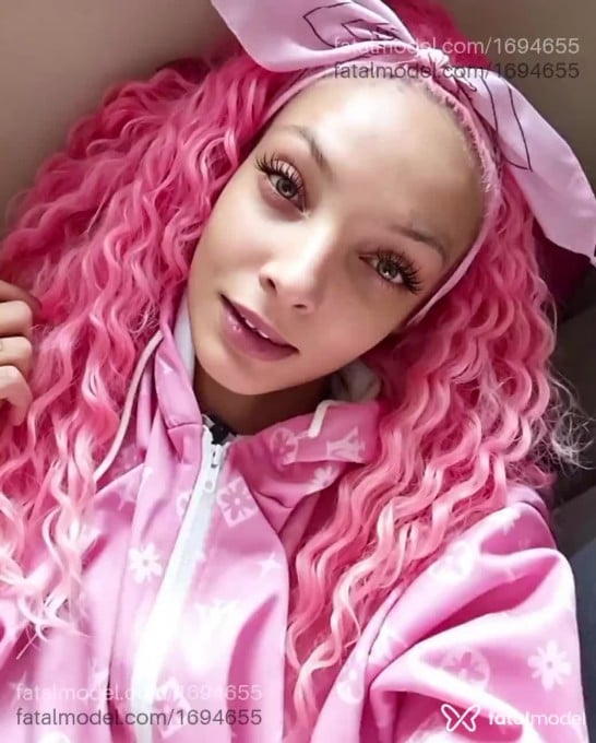 Acompanhante mulher com cabelo castanho de olhos verdes - Clari Acompanhante mulher com cabelo castanho de olhos verdes - Clari