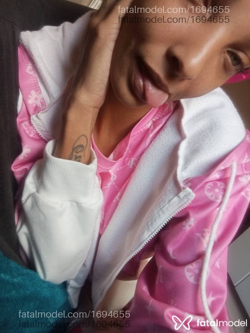 Acompanhante mulher com cabelo castanho de olhos verdes - Clari Acompanhante mulher com cabelo castanho de olhos verdes - Clari