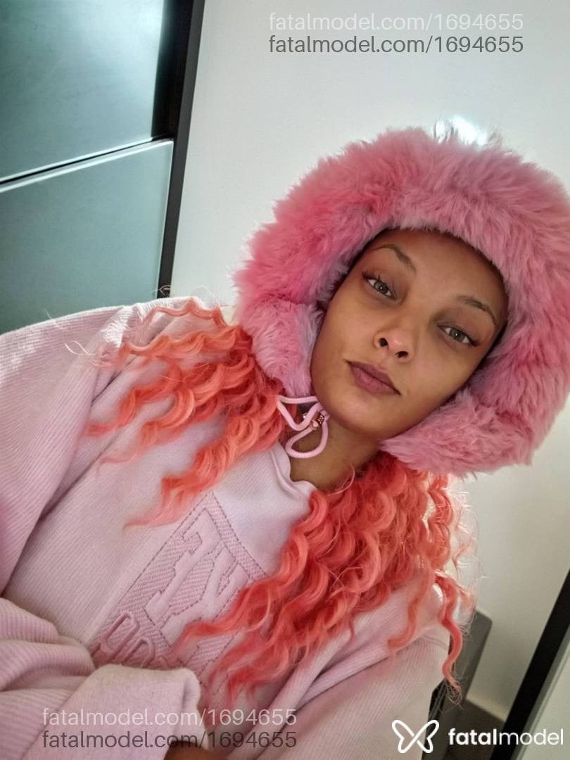 Acompanhante mulher com cabelo castanho de olhos verdes em Sarandi - Clari