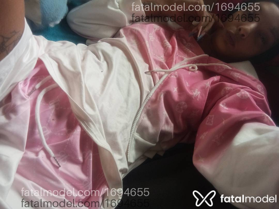 Acompanhante mulher com cabelo castanho de olhos verdes - Clari Acompanhante mulher com cabelo castanho de olhos verdes - Clari