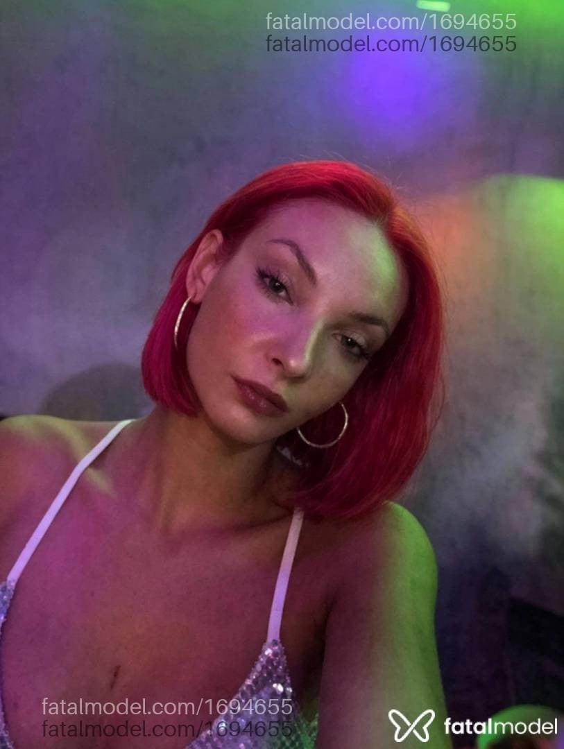 Acompanhante mulher ruiva (o) de olhos verdes - Clari