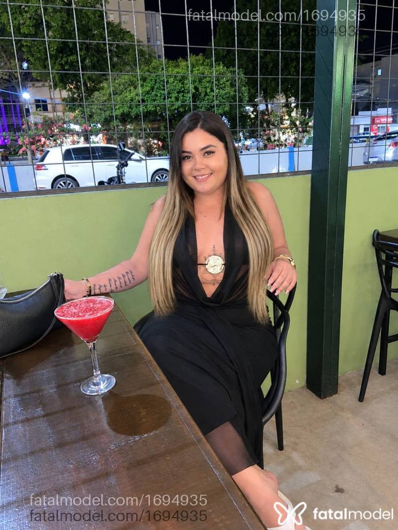 Acompanhante mulher loira (o) de olhos pretos - Jade Bella