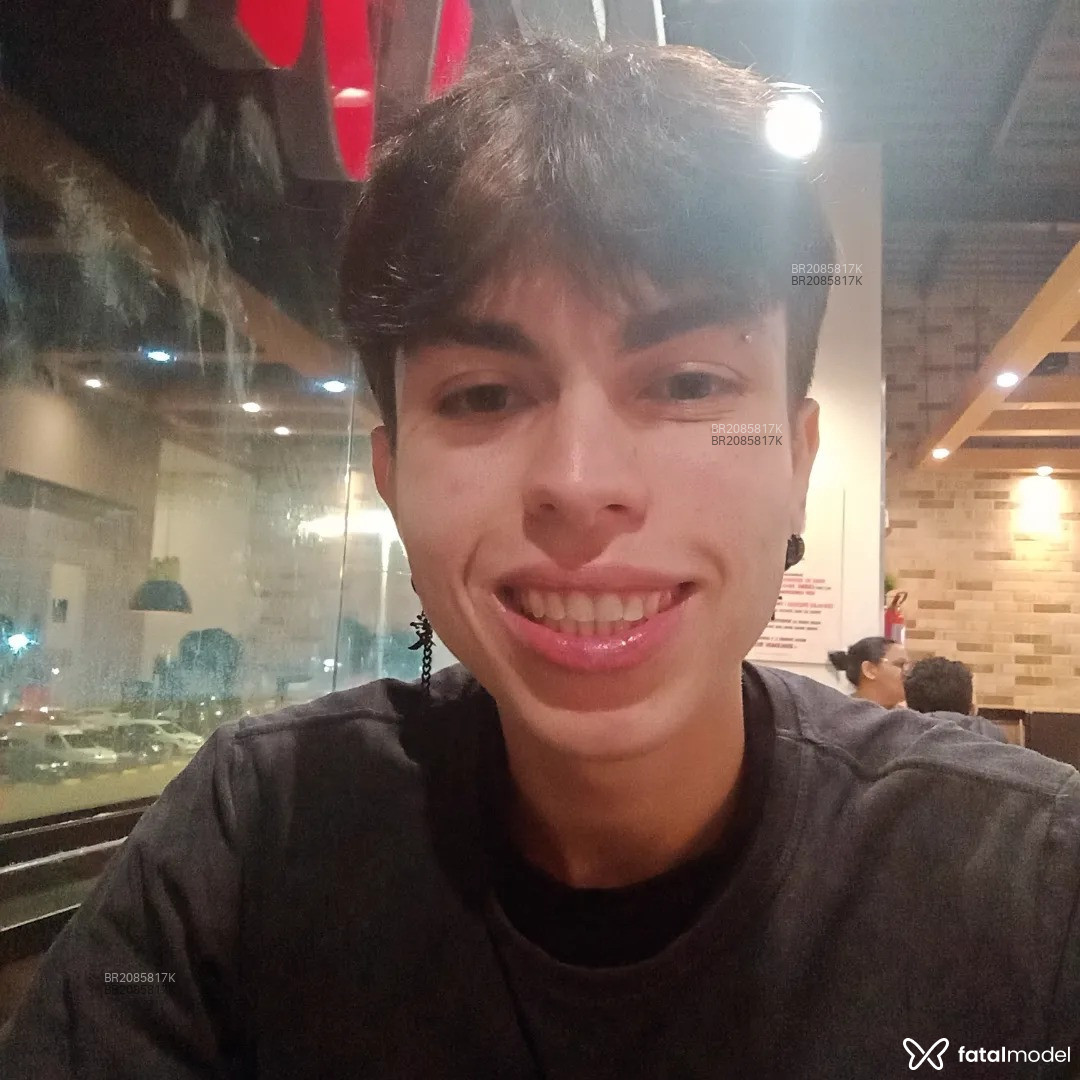 Acompanhante homem com cabelo castanho de olhos mel em Virtual - Guilherme