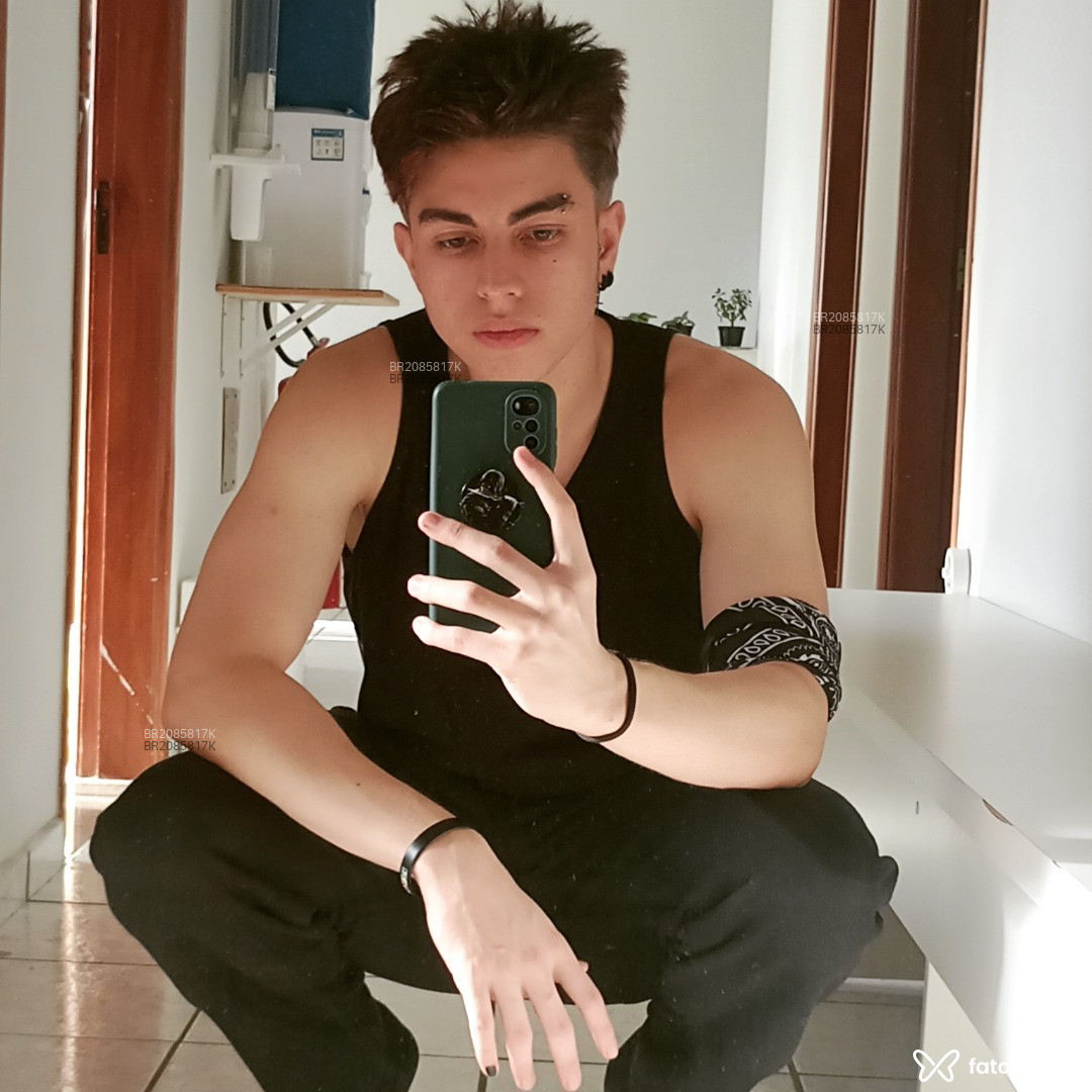 Acompanhante homem com cabelo castanho de olhos mel em Virtual - Guilherme