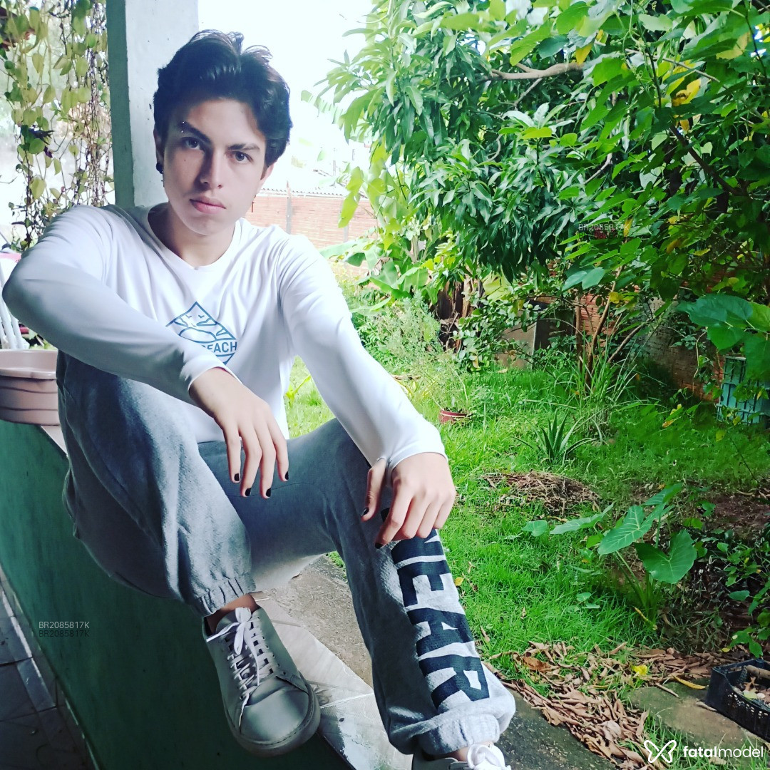 Acompanhante homem com cabelo castanho de olhos mel em Virtual - Guilherme