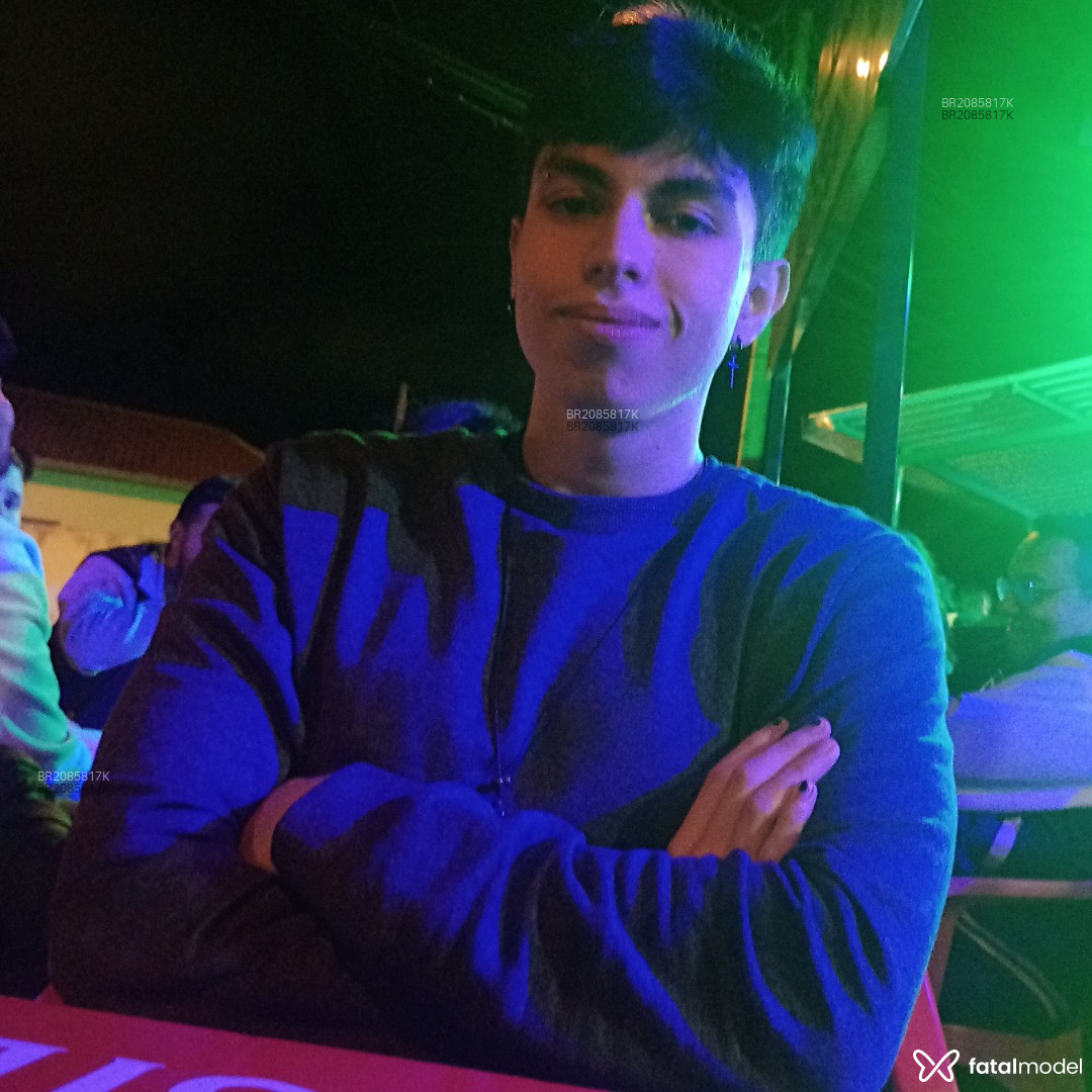 Acompanhante homem com cabelo castanho de olhos mel em Virtual - Guilherme