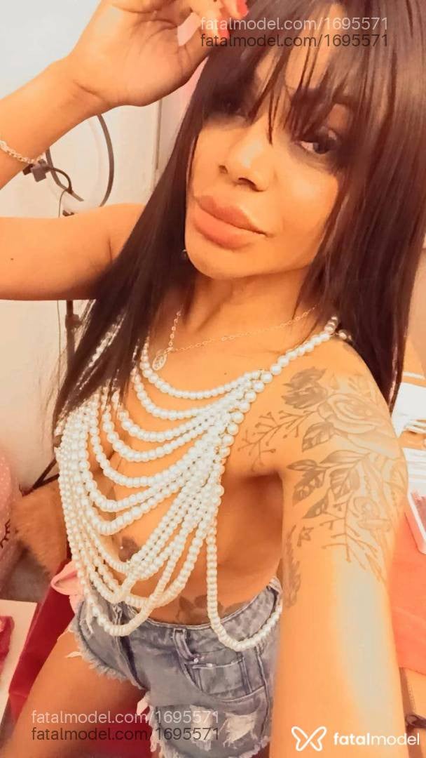 Acompanhante mulher morena (o) de olhos pretos - Rubi Thompson