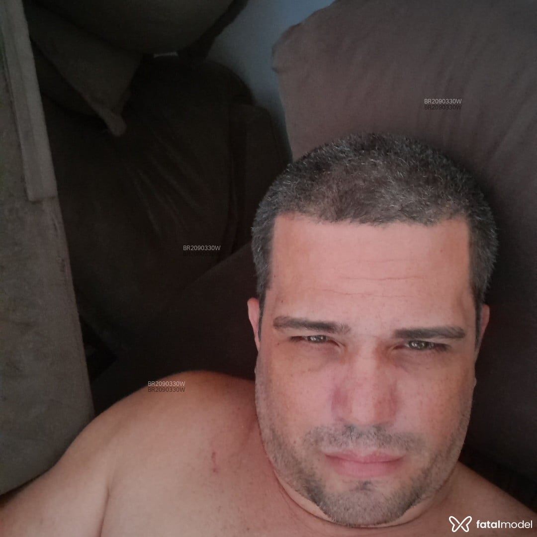 Acompanhante homem com cabelo grisalho de olhos verdes em Duque de Caxias - William