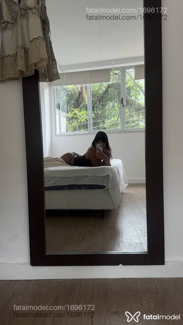 Acompanhante mulher trans com cabelo castanho de olhos mel - Julinha