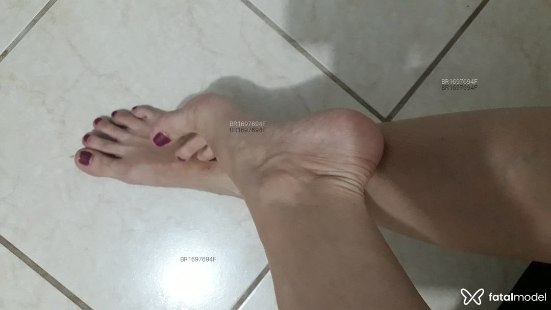 Acompanhante mulher loira (o) de olhos pretos - Podólatra