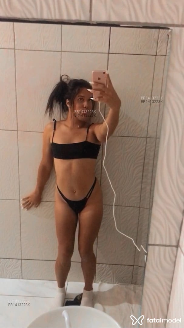 Acompanhante travesti com cabelo castanho de olhos castanhos em Brasília Acompanhante travesti com cabelo castanho de olhos castanhos em Brasília - Isiss