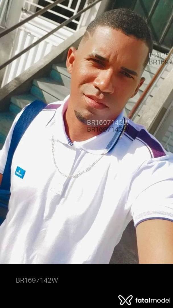 Acompanhante homem morena (o) de olhos castanhos em Camaçari - Preto