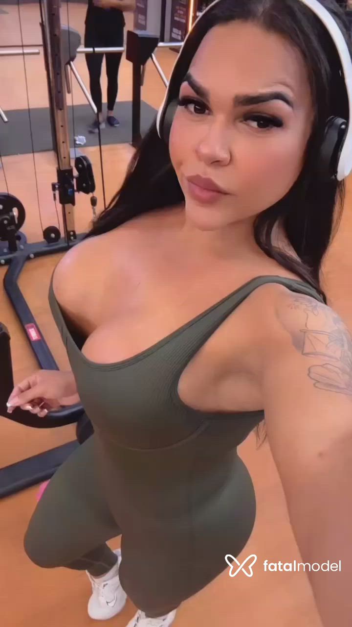 Acompanhante mulher trans com cabelo castanho de olhos castanhos - Danielly