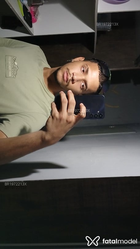Acompanhante homem com cabelo castanho de olhos castanhos em Virtual Acompanhante homem com cabelo castanho de olhos castanhos em Virtual - caizin