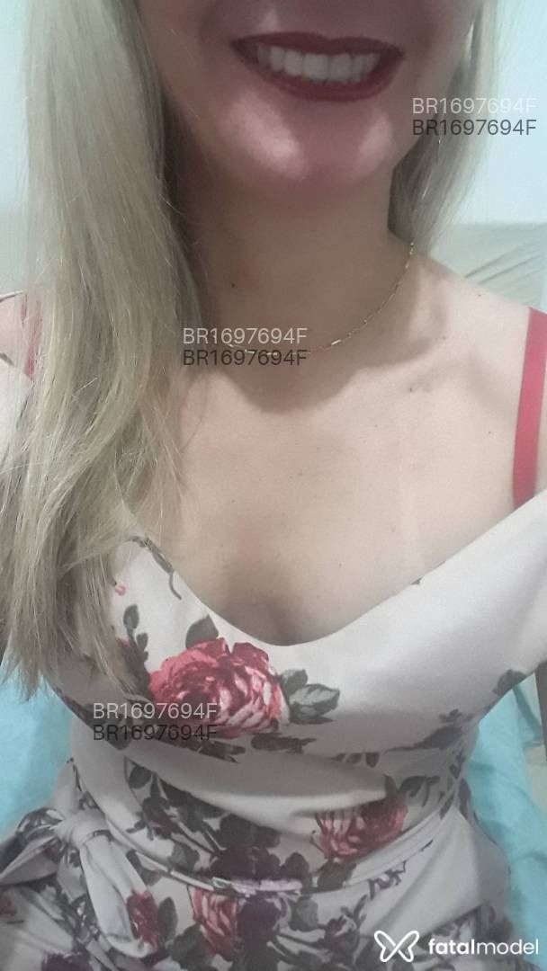 Acompanhante mulher loira (o) de olhos pretos - Podólatra