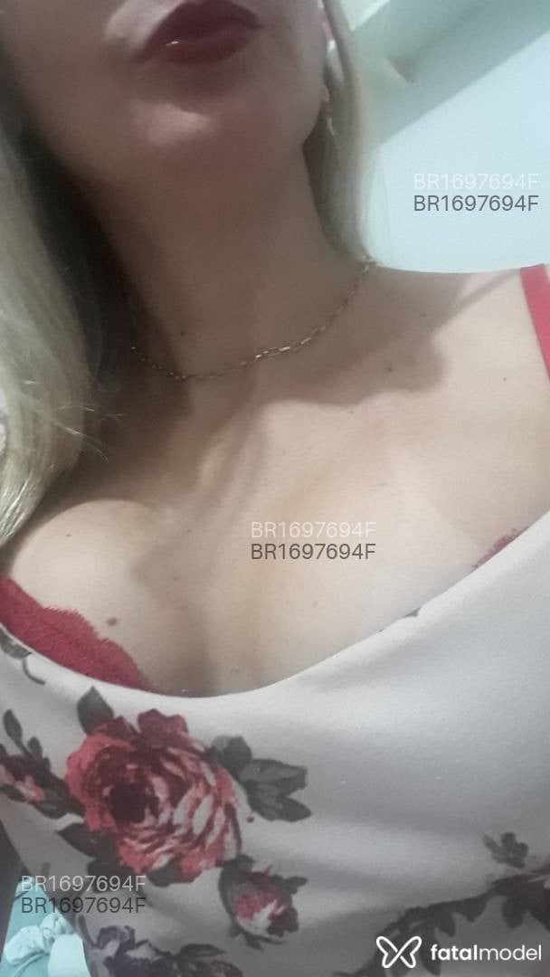 Acompanhante mulher loira (o) de olhos pretos - Podólatra