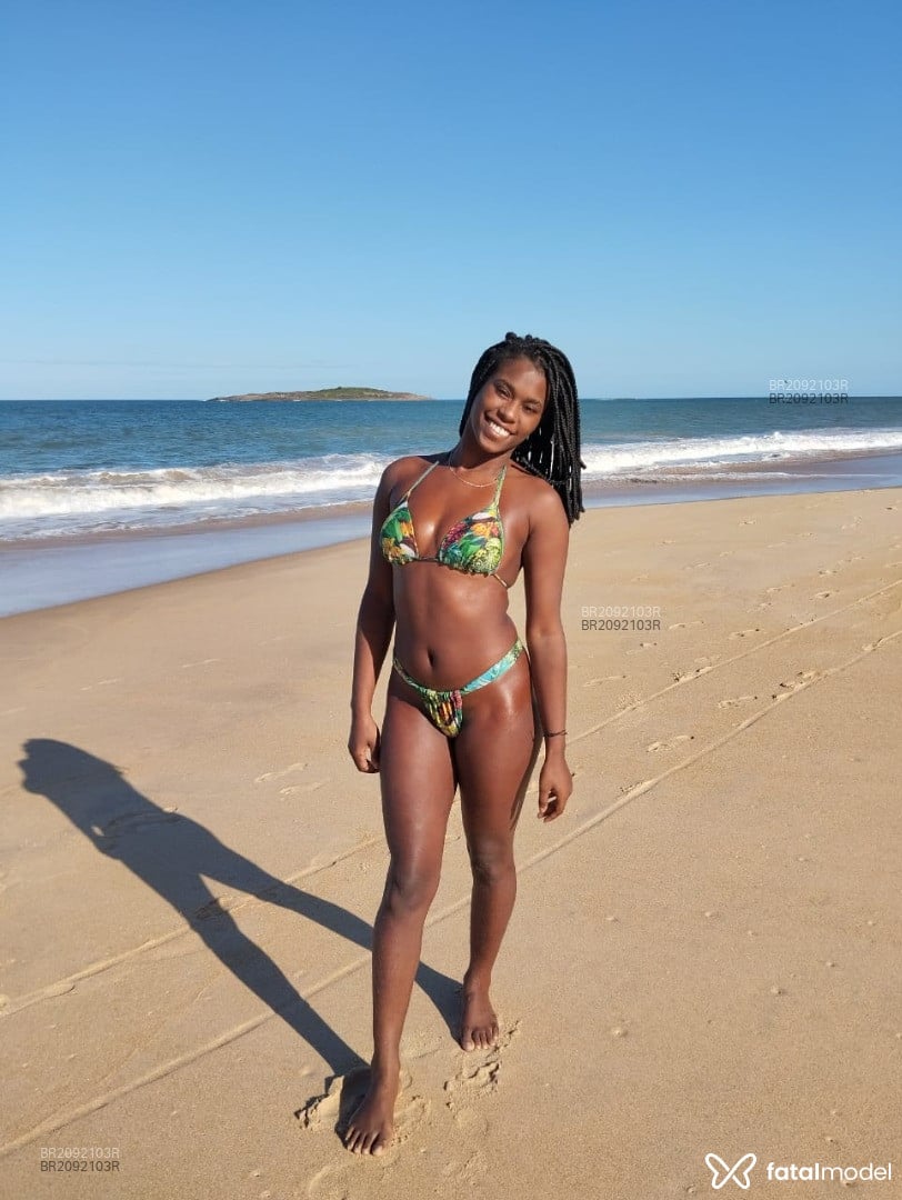 Acompanhante mulher com cabelo castanho de olhos castanhos em Cariacica - Salvatory