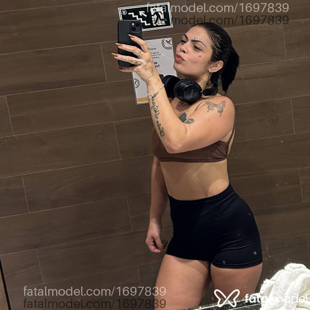 Acompanhante mulher com cabelo castanho de olhos castanhos - Tatah