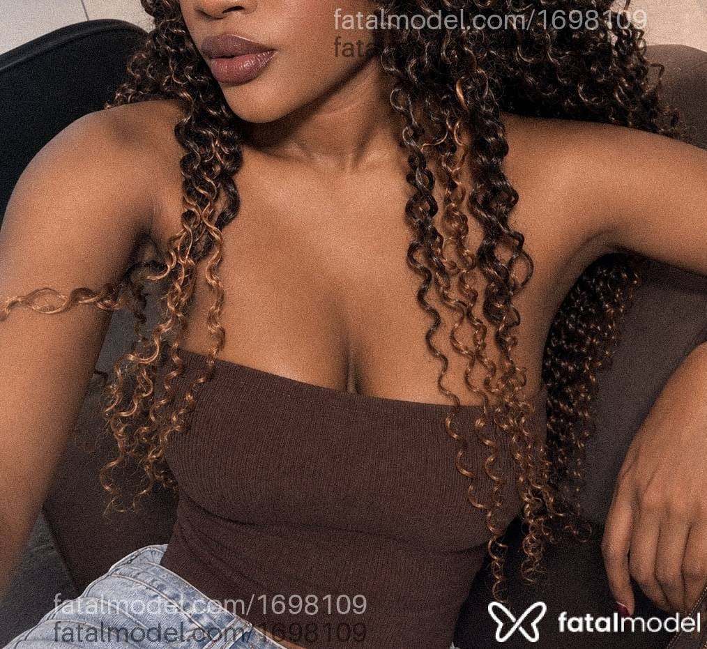 Acompanhante mulher com cabelo castanho de olhos pretos em Santa Rosa - Yeniffer