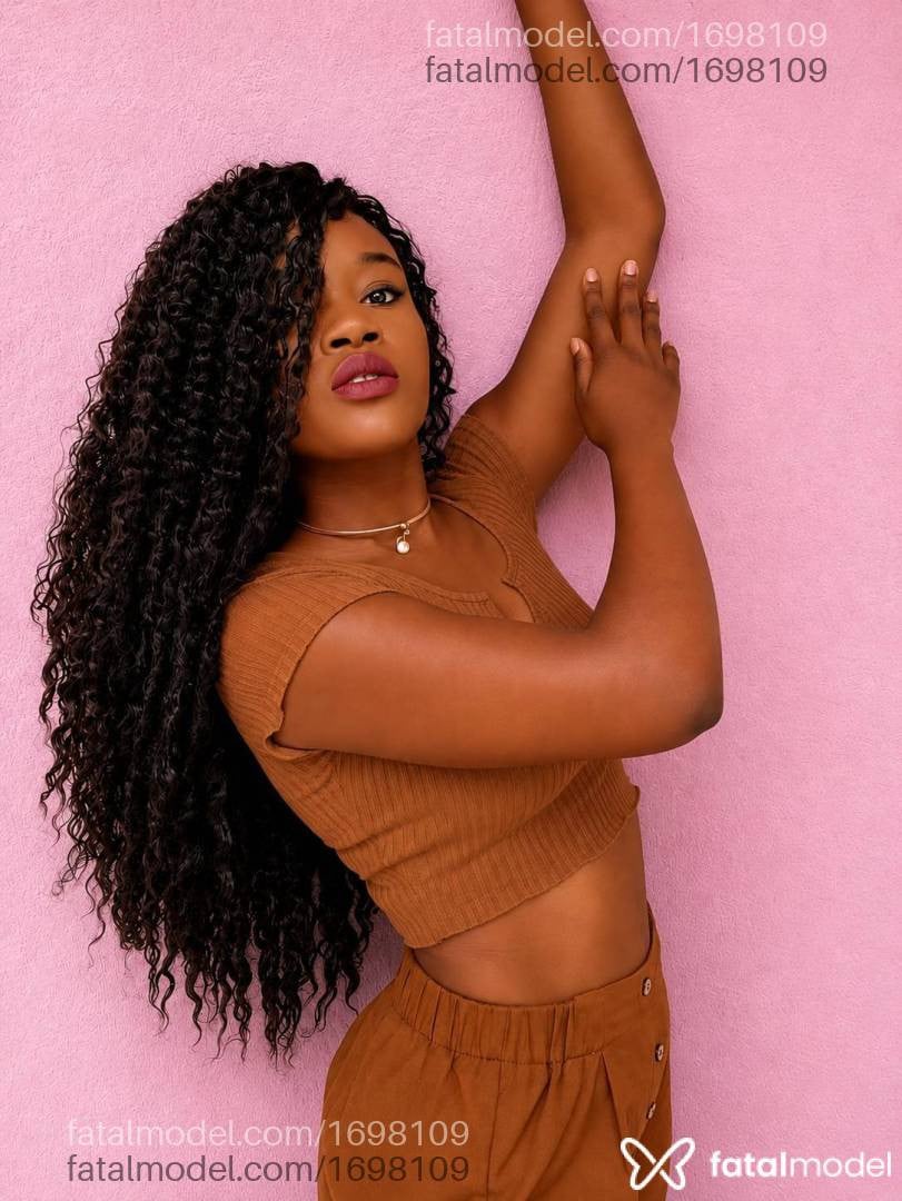 Acompanhante mulher com cabelo castanho de olhos pretos em Ijuí - Yeniffer