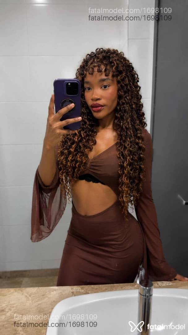 Acompanhante mulher com cabelo castanho de olhos pretos em Santa Rosa - Yeniffer