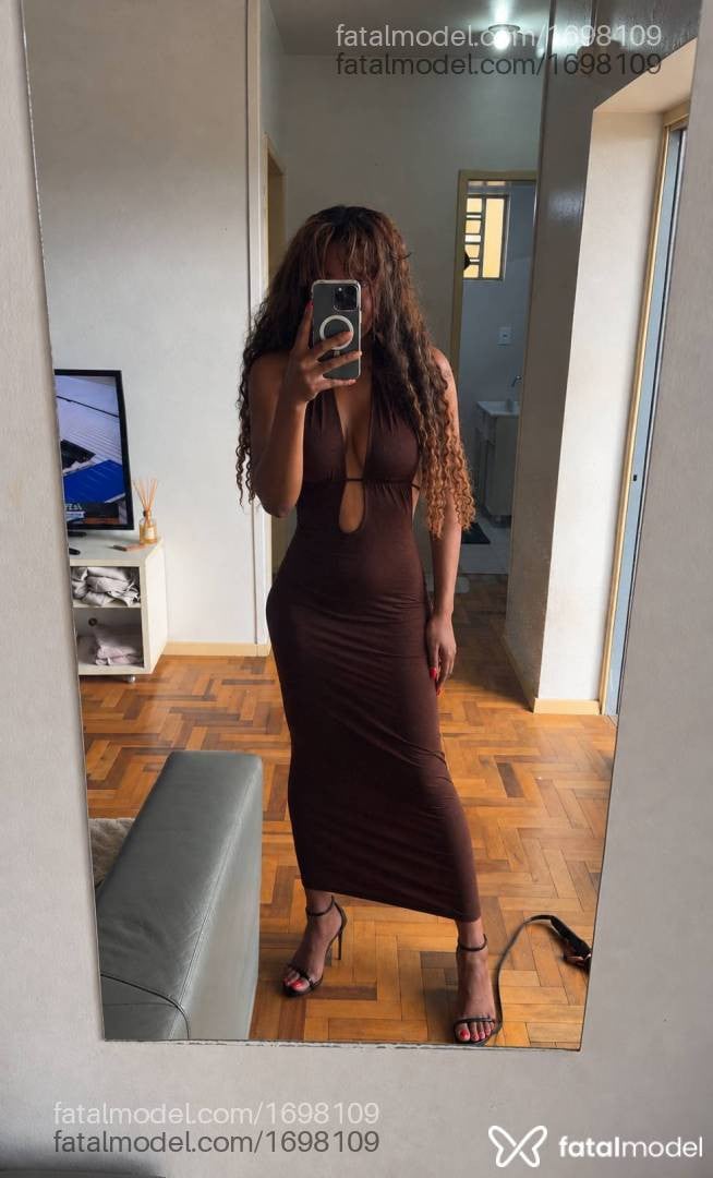 Acompanhante mulher com cabelo castanho de olhos pretos - Yeniffer