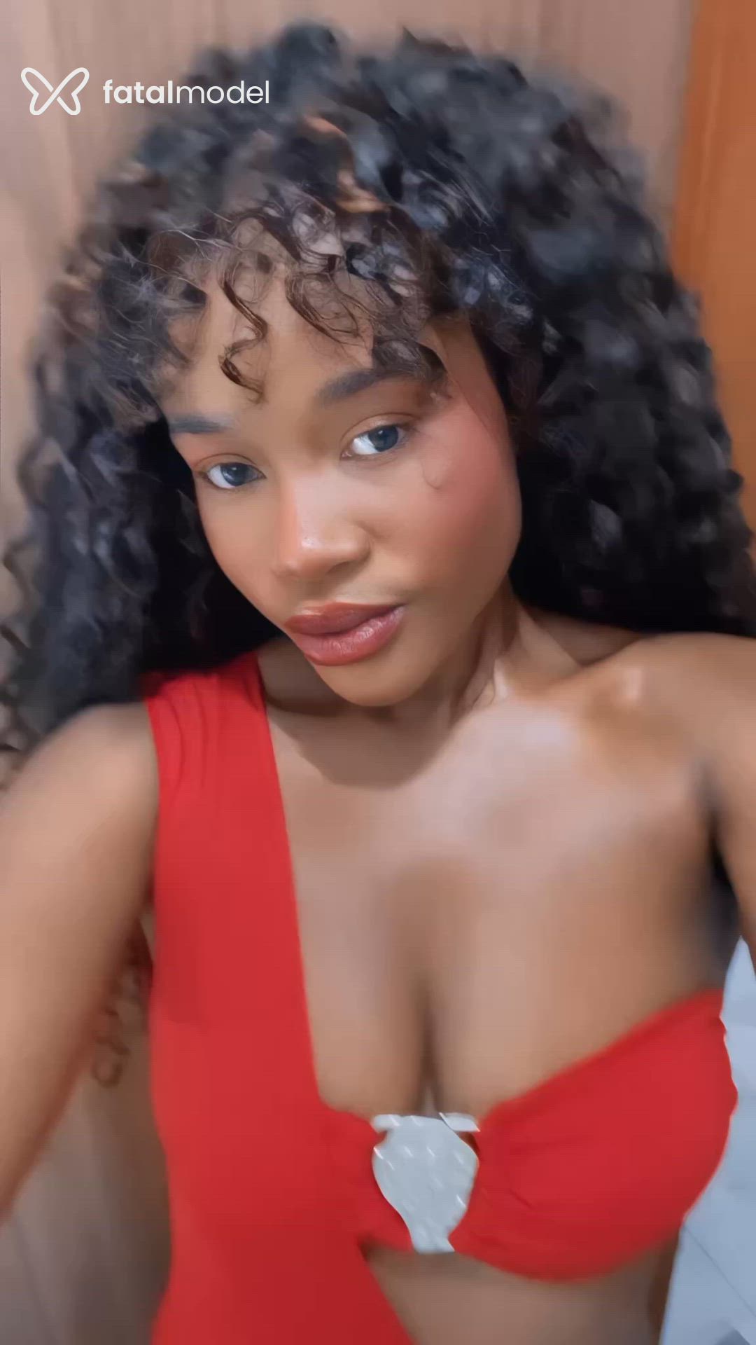 Acompanhante mulher com cabelo castanho de olhos pretos em Santa Rosa - Yeniffer