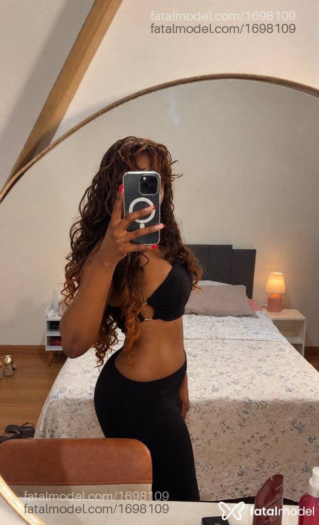 Acompanhante mulher com cabelo castanho de olhos pretos - Yeniffer