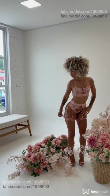 Acompanhante mulher com cabelo castanho de olhos castanhos em Itapema Acompanhante mulher com cabelo castanho de olhos castanhos em Itapema - Aura Flores