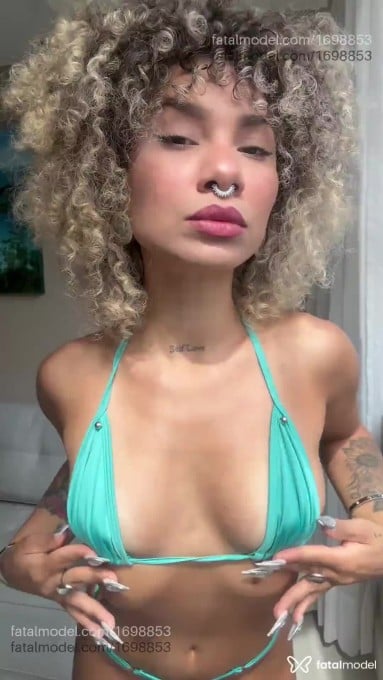 Acompanhante mulher com cabelo castanho de olhos castanhos em Itapema Acompanhante mulher com cabelo castanho de olhos castanhos em Itapema - Aura Flores