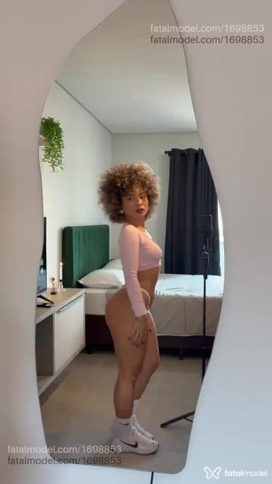 Acompanhante mulher com cabelo castanho de olhos castanhos em Itapema Acompanhante mulher com cabelo castanho de olhos castanhos em Itapema - Aura Flores