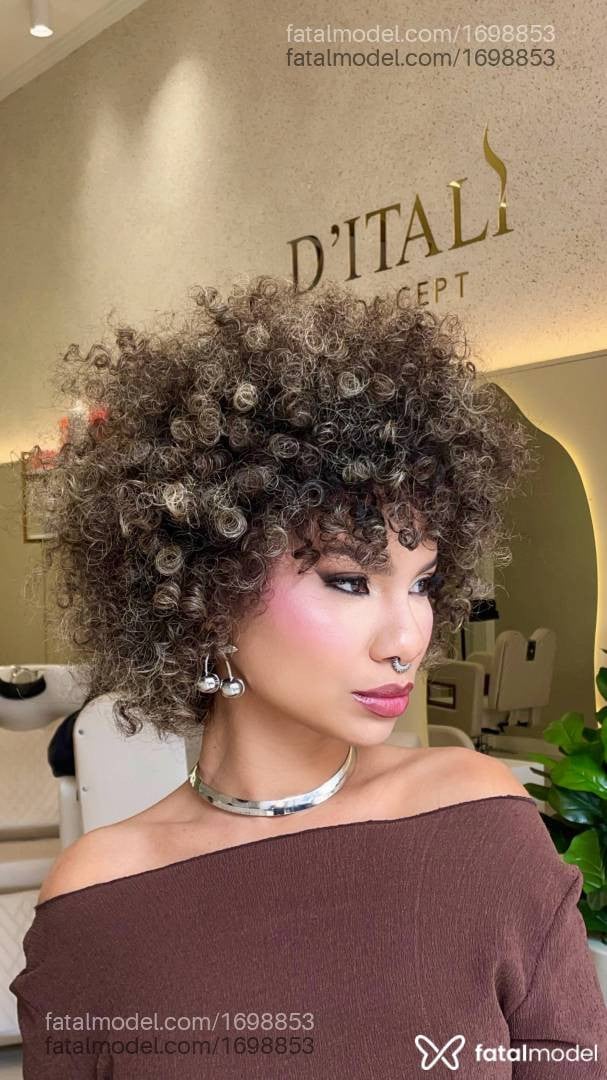 Acompanhante mulher com cabelo castanho de olhos castanhos - Aura Flores