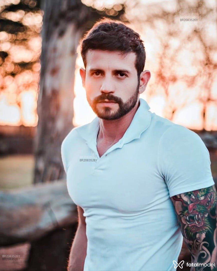 Acompanhante homem com cabelo castanho de olhos castanhos em São Paulo Acompanhante homem com cabelo castanho de olhos castanhos em São Paulo - Carlos Rafael
