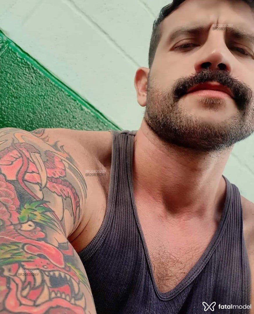 Acompanhante homem com cabelo castanho de olhos castanhos em São Paulo Acompanhante homem com cabelo castanho de olhos castanhos em São Paulo - Carlos Rafael