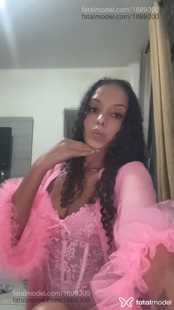 Acompanhante mulher trans morena (o) de olhos mel - Melina