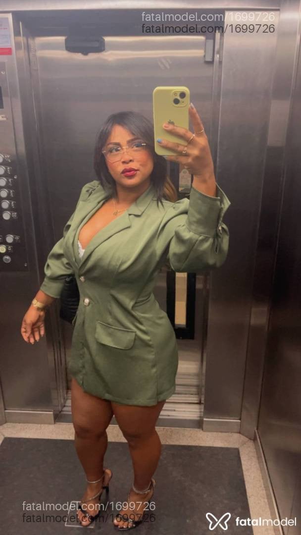 Acompanhante mulher com cabelo colorido de olhos castanhos - Juliany Castro