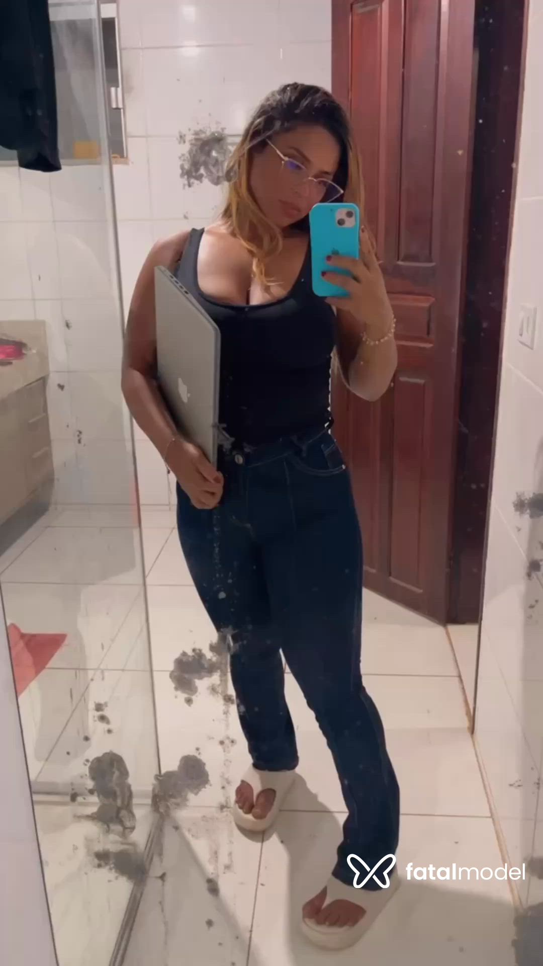 Acompanhante mulher com cabelo colorido de olhos castanhos - Juliany Castro